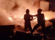 600 m² Lapak Ban Bekas Dilalap Api, Damkar Cilegon Berjibaku 4 Jam Padamkan Kobaran di Jombang