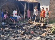 Rumah Kakek Tuna Netra Ludes Dilalap Api, Kapolsek Cikeusal Gerak Cepat Selamatkan Korban