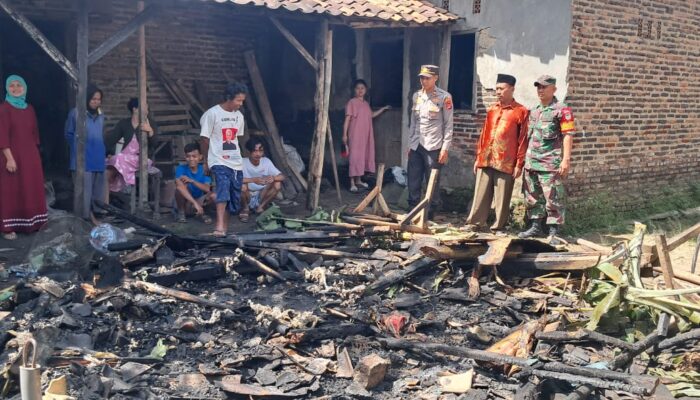 Rumah Kakek Tuna Netra Ludes Dilalap Api, Kapolsek Cikeusal Gerak Cepat Selamatkan Korban