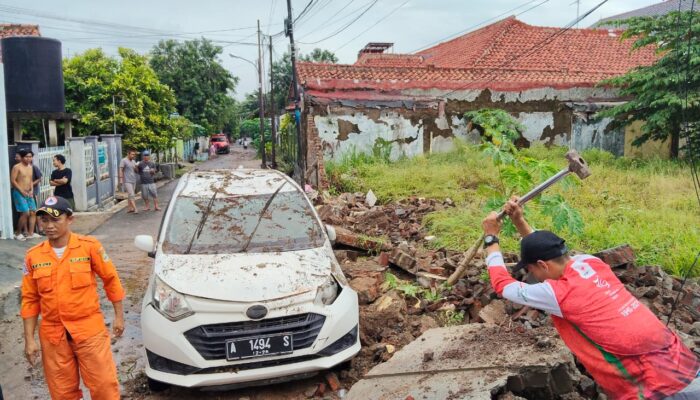 Tembok Pemukiman Roboh Dihantam Banjir, PMI Cilegon Bergerak Cepat Buka Posko Siaga 24 Jam