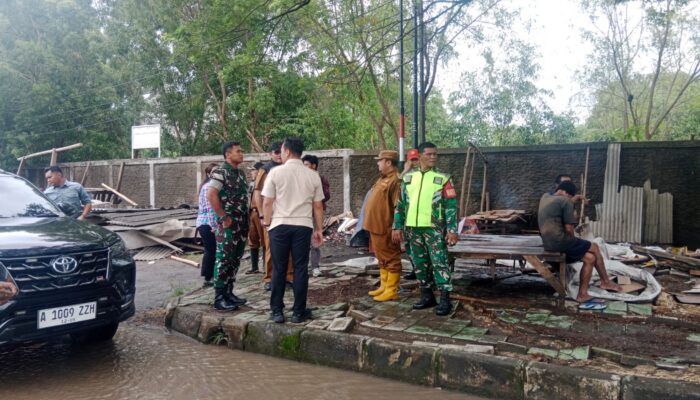 Robinsar Bongkar 32 Bangli di JLS Ciwandan, Drainase Ditertibkan demi Cegah Banjir