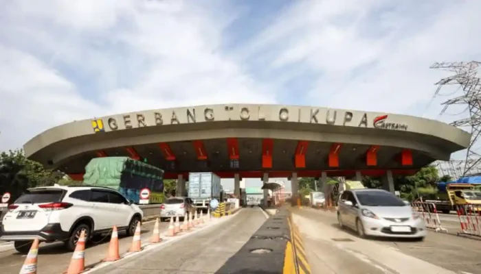 H-2 Nataru, Tol Tangerang–Merak Dibanjiri 178 Ribu Kendaraan: Astra Infra Siaga Penuh, Truk Besar Dilarang Melintas