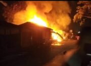 Enam Kios di Kibin Ludes Dilalap Api! Ledakan Kecil Picu Kepanikan Warga, Damkar dan Polisi Bergerak Cepat Padamkan Kobaran