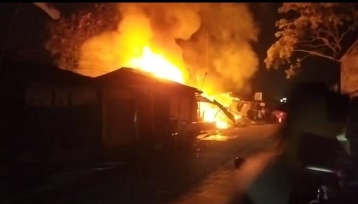 Enam Kios di Kibin Ludes Dilalap Api! Ledakan Kecil Picu Kepanikan Warga, Damkar dan Polisi Bergerak Cepat Padamkan Kobaran