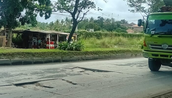Jalan Lingkar Selatan Cilegon Kembali Ditambal Jelang Nataru, Truk Overload Jadi Biang Kerok