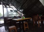 Hujan Disertai Angin Kencang Tumbangkan Pohon di Kafe Bonakarta Cilegon, BPBD Pastikan Nihil Korban Jiwa