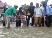 250 Rumah Terendam! Ratu Zakiyah Terobos Banjir Selutut di Cinangka, Warga Bertahan di Rumah Meski Lumpuh dan Sakit