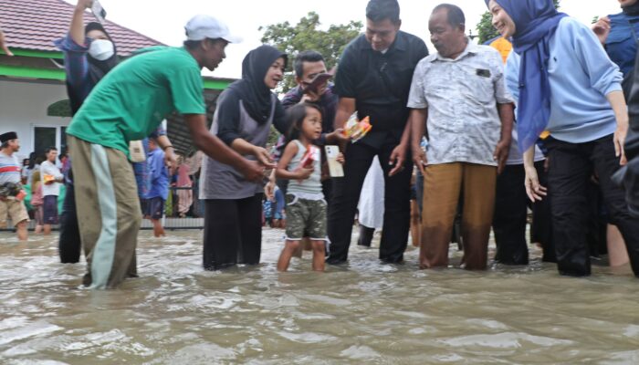 250 Rumah Terendam! Ratu Zakiyah Terobos Banjir Selutut di Cinangka, Warga Bertahan di Rumah Meski Lumpuh dan Sakit