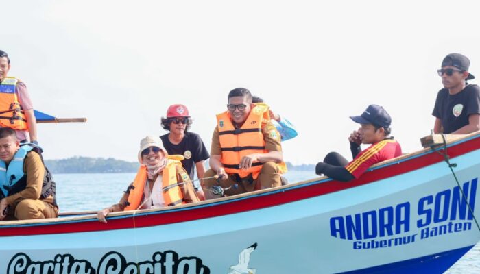 Tak Sekadar Janji, Gubernur Andra Soni Turun ke Laut Serahkan Kapal untuk Nelayan Carita