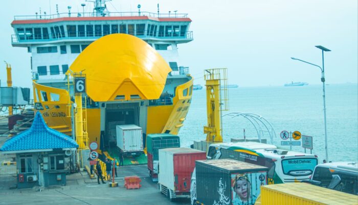 H-1 Natal, Arus Merak–Bakauheni Menggeliat: Penumpang Naik Dua Digit, Truk Justru Menyusut