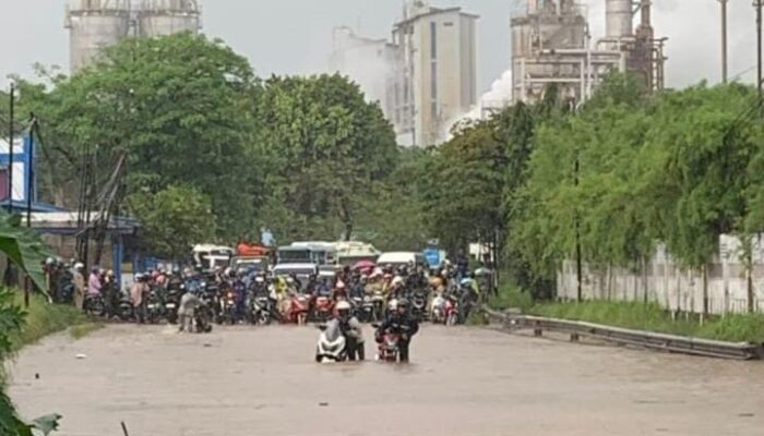 Hujan Deras Lumpuhkan Akses Ciwandan, Puluhan Kendaraan Terjebak Banjir Langganan