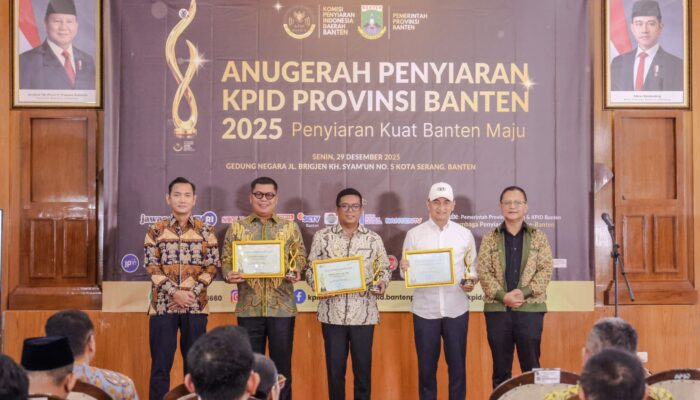 Andra Soni–Dimyati Digelari Tokoh Peduli Penyiaran, Pemprov Banten Tegaskan Media Arus Utama Benteng Demokrasi
