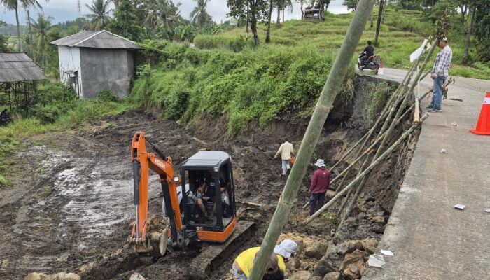 Jalan Bagendung Raya Nyaris Amblas, Pengusaha Galian dan Warga Bergerak Cepat