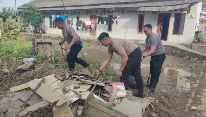 Polisi Turun Tangan! Kapolsek Cibeber Pimpin Kerja Bakti Massal Bersihkan Gorong-gorong Pasca Banjir