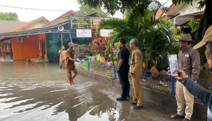 Sekolah Lumpuh Diterjang Banjir, Siswa SDN 1 Masigit Belajar dari Rumah