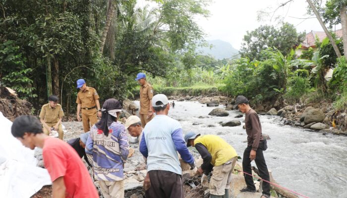 Longsor Cilehem Ditangani, DPUPR Serang Bangun Bronjong
