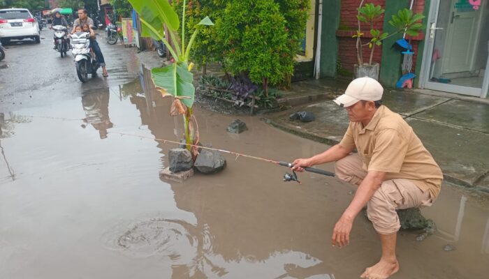 Jalan Rusak Jadi Kebun Pisang dan Kolam Pancing, Warga Panggungrawi Geram