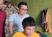 Dewan Muda Gerindra Aziz Salurkan Kursi Roda, Ibu Rahmatullah Isak Tangis Haru