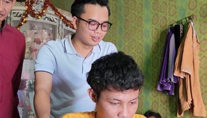 Dewan Muda Gerindra Aziz Salurkan Kursi Roda, Ibu Rahmatullah Isak Tangis Haru