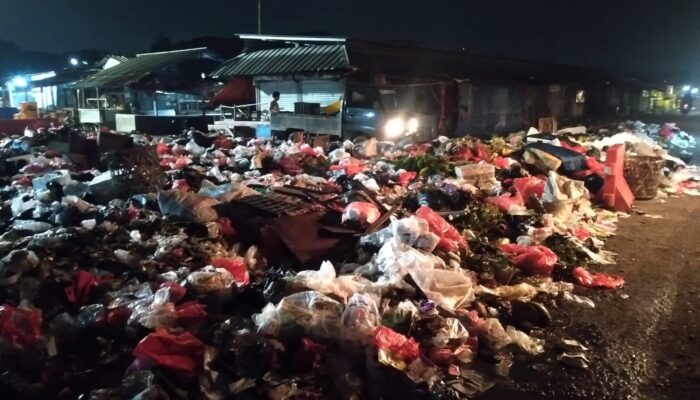 Sampah Kembali Menggunung di Eks TPS Pasar Keranggot, Warga Mengeluh Jelang Ramadhan