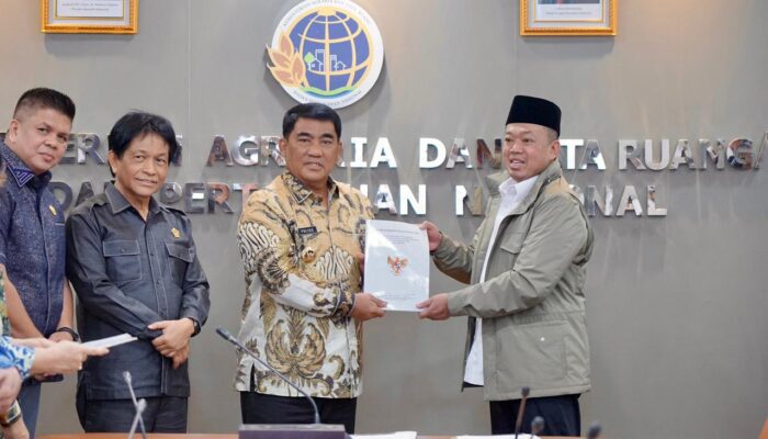 Nusron Serahkan RTRW Sulut 2025-2044, Tekankan Perlindungan Lahan Sawah