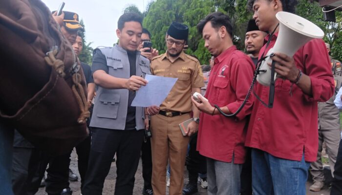 Temui Massa Aksi, Robinsar-Fajar Akui Tak Anti Kritik