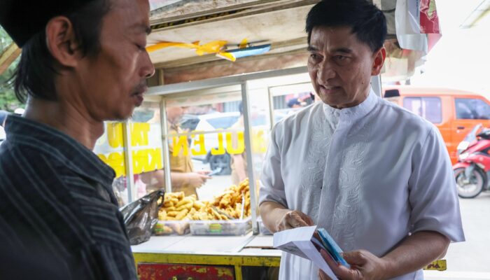 Wagub Banten Borong Gorengan Rp500 Ribu, Dibagikan untuk Warga Labuan