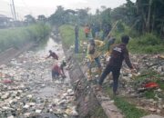 DLH Kabupaten Serang Gerak Cepat Bersihkan Sampah yang Tutupi Kali di Tirtayasa