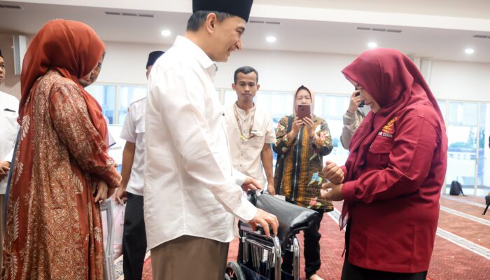 Wagub Banten Dimyati Salurkan Kursi Roda dan Bantuan Sosial untuk Warga di BSD