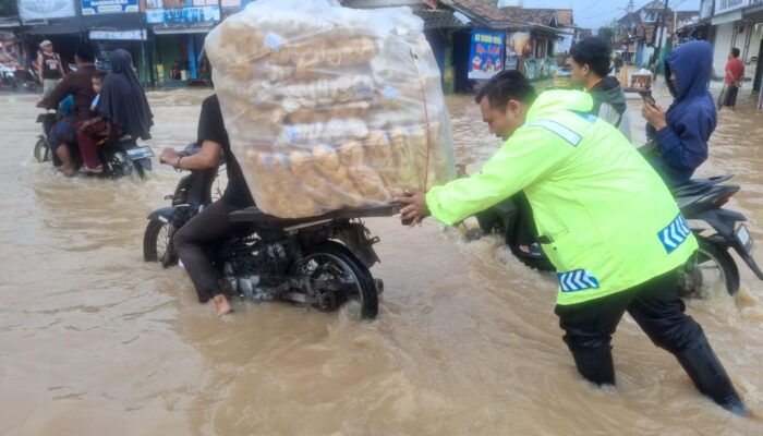 Bhabinkamtibmas Polsek Cibeber Evakuasi Warga dan Pengendara Akibat Banjir di Sambirate