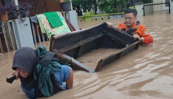 Banjir 1,3 Meter Rendam 200 Rumah di Cibeber Cilegon, 6 Warga Dievakuasi