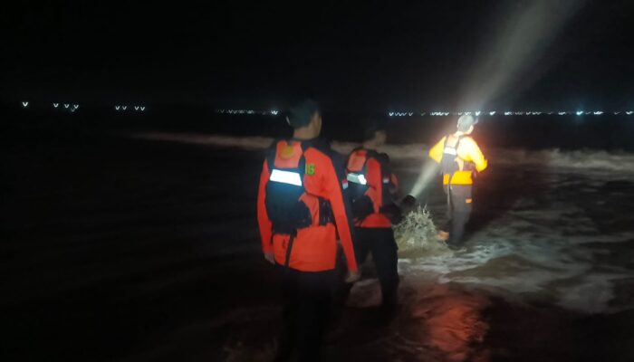 Bocah 7 Tahun Terseret Ombak di Pantai Karang Seke Lebak, Tim SAR Masih Lakukan Pencarian