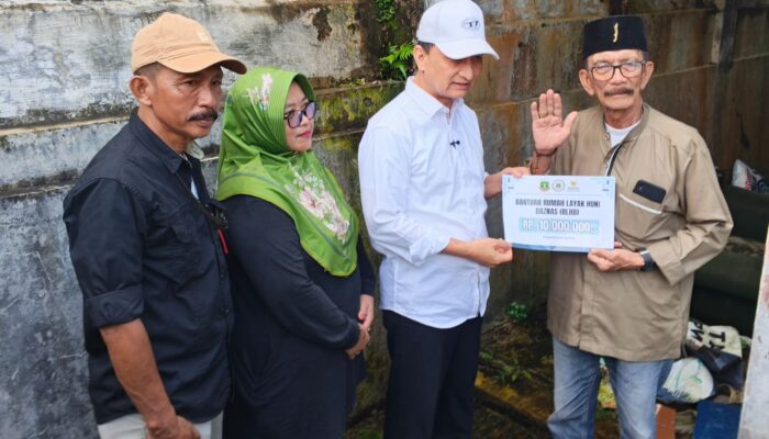 Safari Ramadan di Pandeglang, Wagub Banten Renovasi Rumah Warga dan Borong Dagangan Cincau