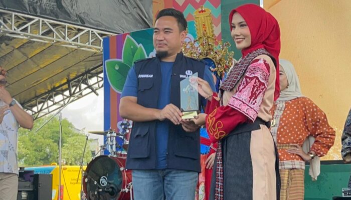 Pegawai PCM Ratu Inayah Juara 1 Fashion Show Dekranasda di HUT ke-27 Cilegon
