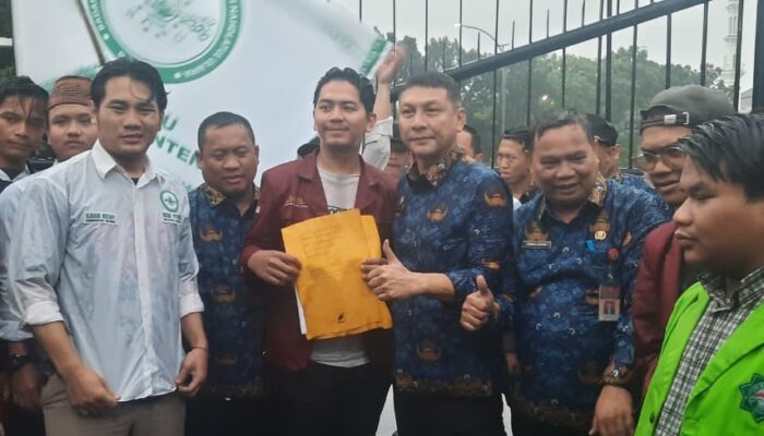 Diguyur Hujan, Sekda Banten Temui Mahasiswa: Tegaskan Komitmen Tekan Angka Putus Sekolah