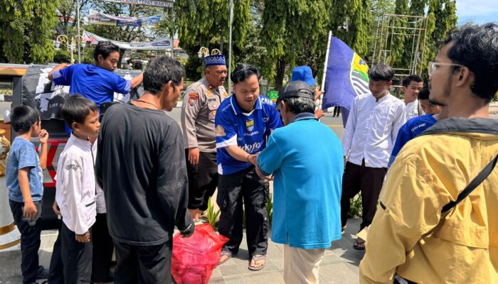 Ubah Stigma Negatif, Suporter Persib di Cilegon Gelar Jumat Berkah Bersama Polisi