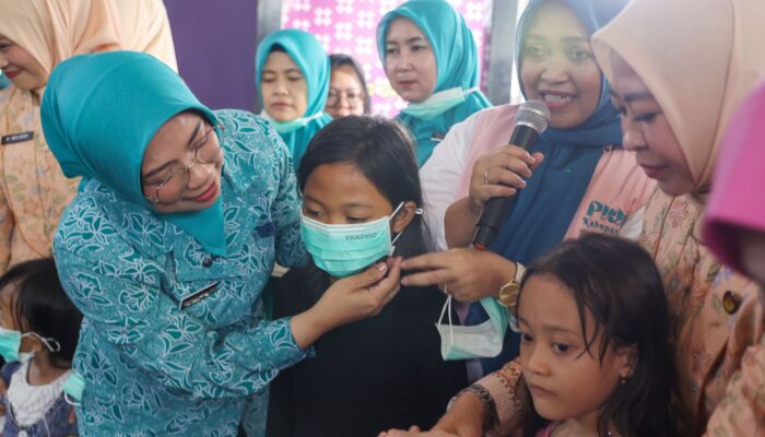 Tinawati Andra Soni Salurkan Bantuan Korban Kebakaran TPA Jatiwaringin, Ajak Warga Mulai Kelola Sampah dari Rumah