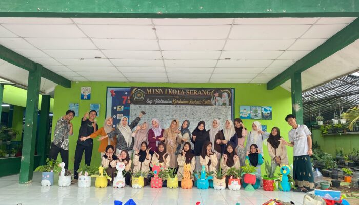 Mahasiswa PLP Bikin Pot Unik Ramah Lingkungan, Dukung MTsN 1 Kota Serang Menuju Adiwiyata Nasional