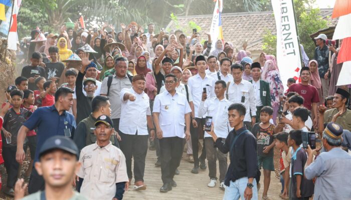Andra Soni Resmikan Jembatan Leuwi Kukuk di Lebak, Temukan Madrasah Rusak dan Instruksikan Perbaikan